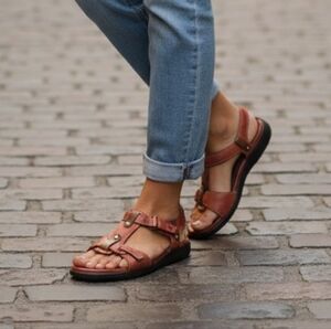 Clarks Unstructured Red Leather Sandals Women’s 5.5M Comfort Slingback Casual